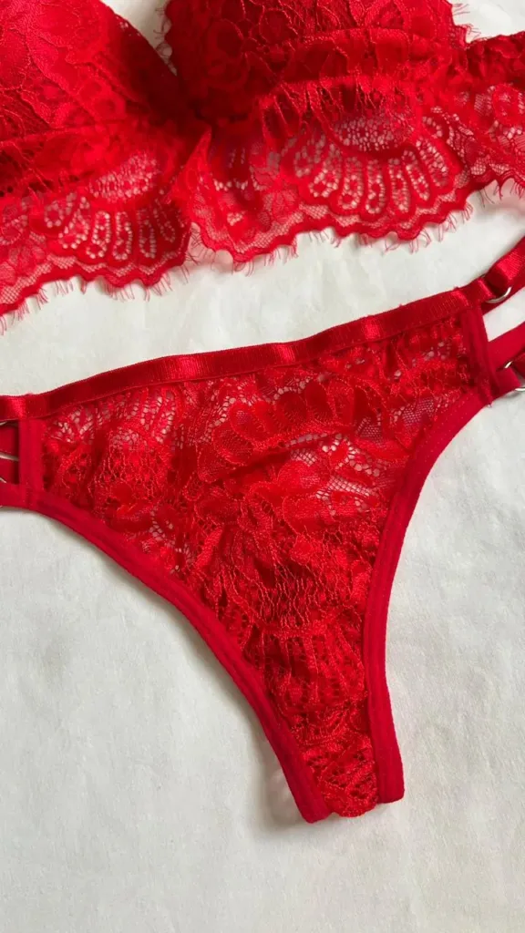 Panty tipo tanga roja Julieta con encaje floral