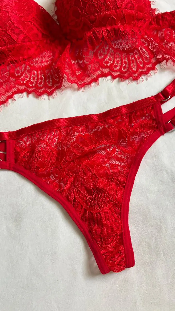 Panty tipo tanga roja Julieta con encaje floral