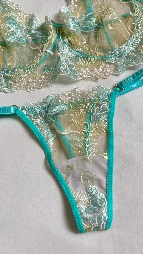 Panty tipo tanga turquesa Salome con encaje floral