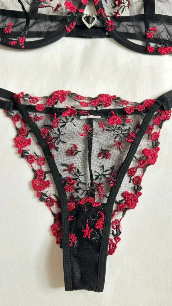 Tanga Aitana en malla negra con bordado floral rojo y borde ondulado