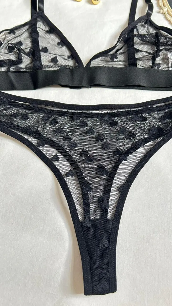 Tanga Alexa en malla negra transparente con estampado de corazones