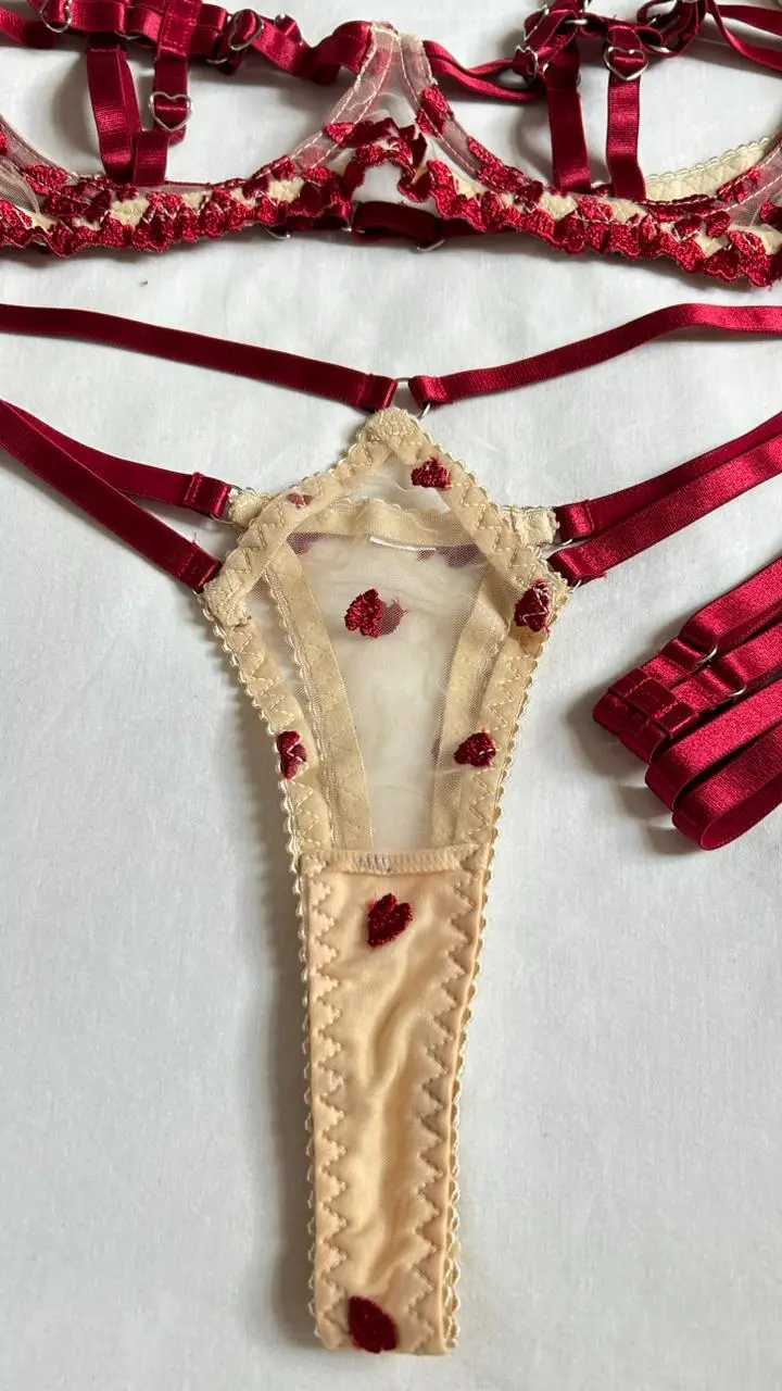 Tanga Anastasia con bordado corazones vino tinto sobre base nude