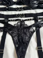 Conjunto de lencería Atenea tipo arnés negro con ligueros — imagen 3