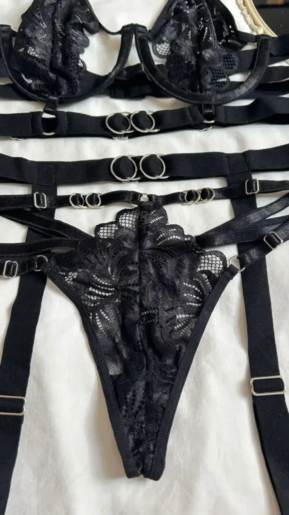 Tanga Atenea en encaje floral negro con borde ondulado