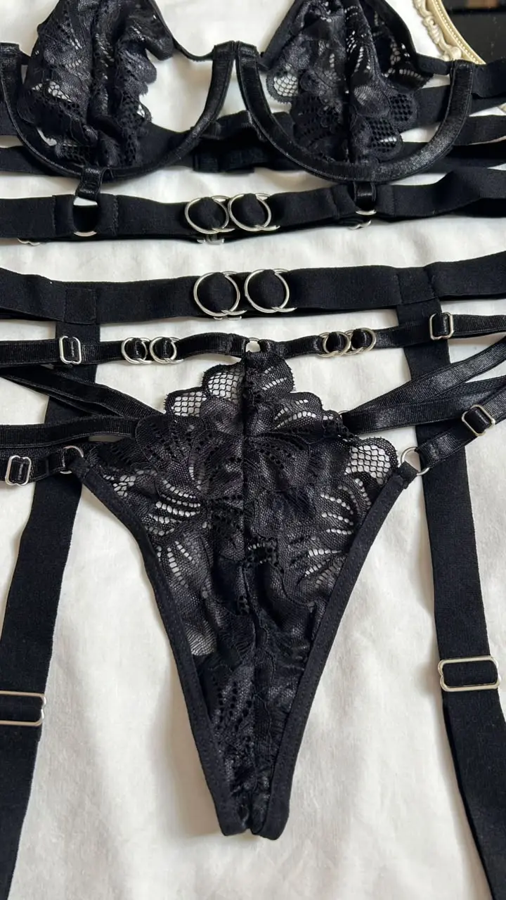 Tanga Atenea en encaje floral negro con borde ondulado