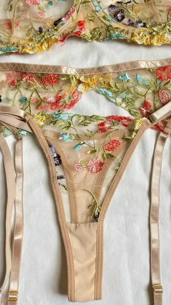 Tanga bordada Fenty Dorado con flores de colores y ribete satinado