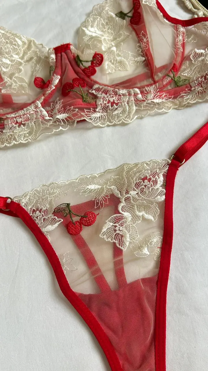 Tanga Cherry en rojo con encaje bordado y motivo de cerezas
