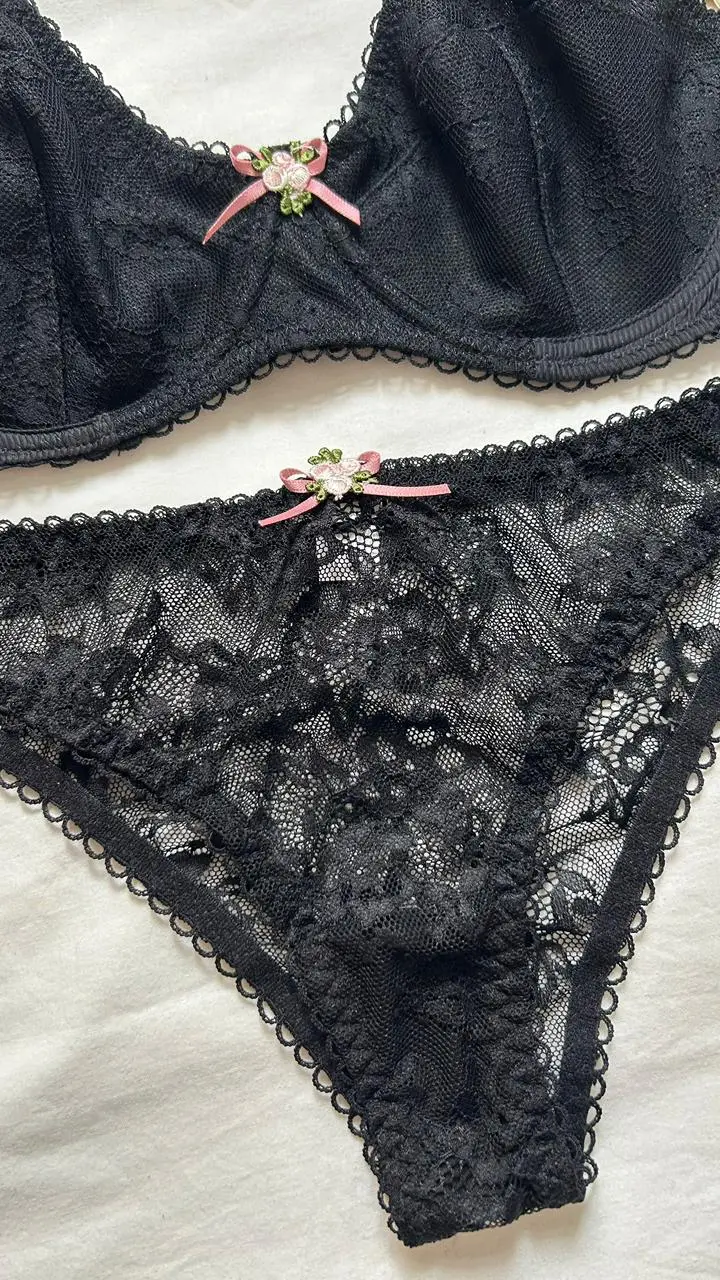Tanga Darla en encaje floral negro transparente con borde ondulado