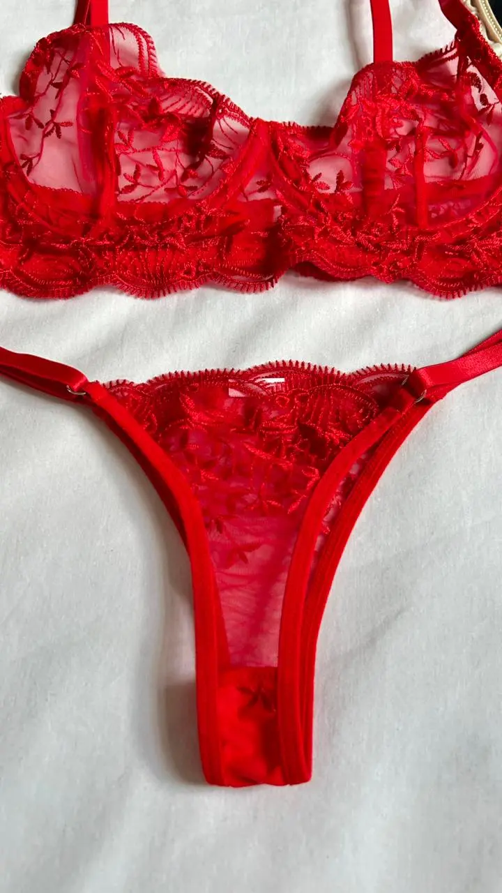 Tanga Holly en encaje floral rojo transparente
