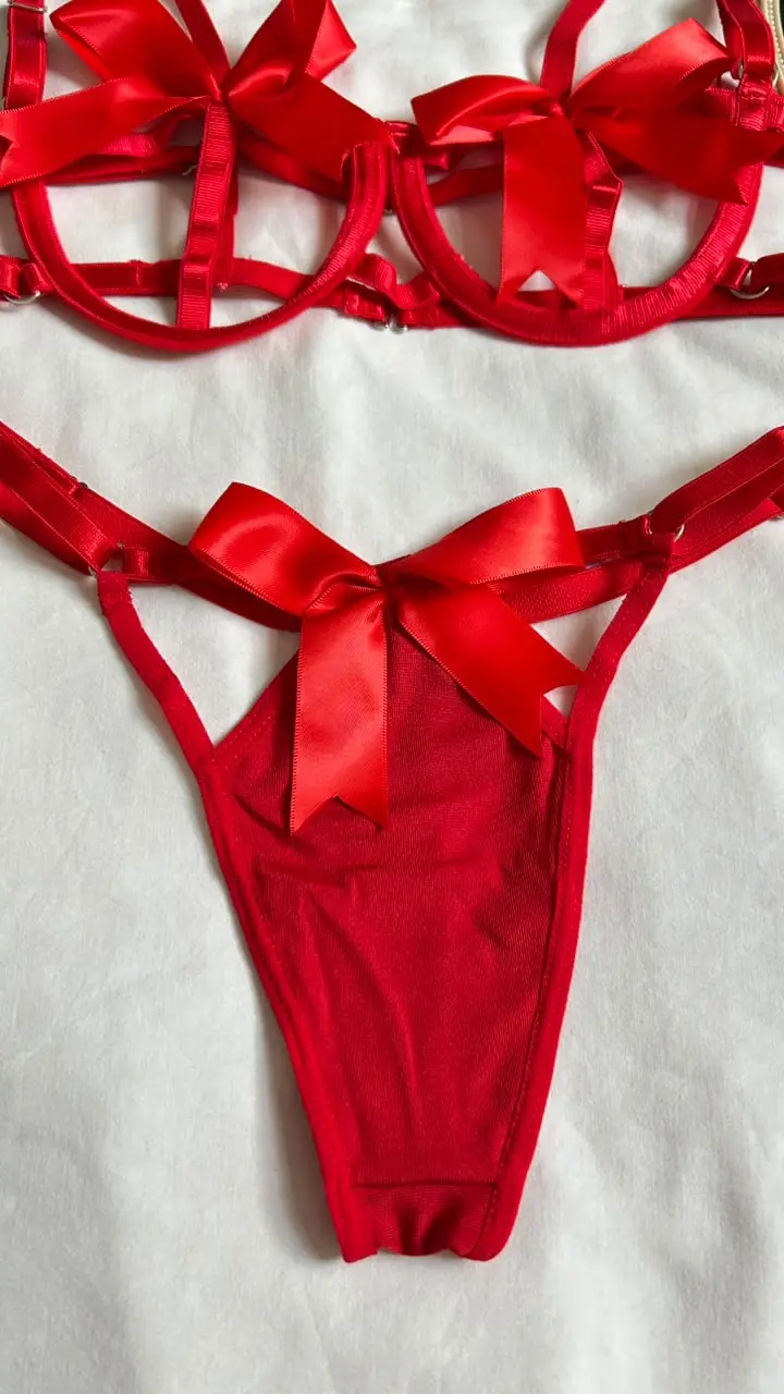 Tanga Martina roja con lazo decorativo en la parte frontal