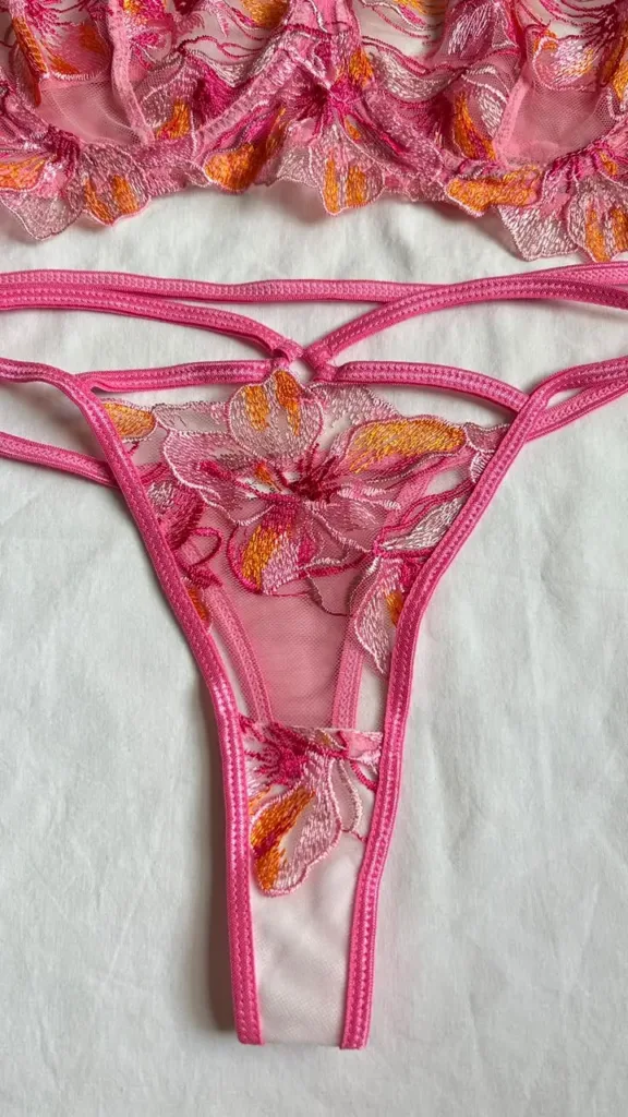 Tanga rosada Adara con cintura de tiras dobles y bordado floral