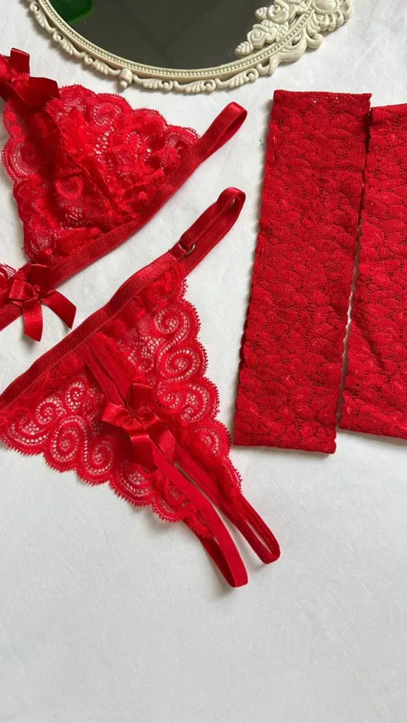 Tanga Scarlett en encaje rojo con laterales ajustables y lazo decorativo