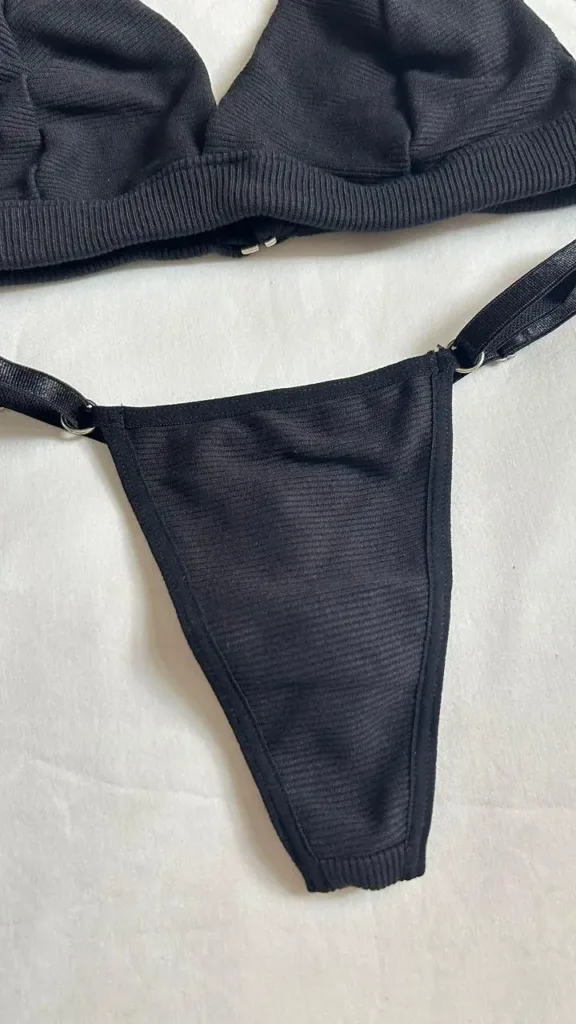 Tanga Selena en tela acanalada con tirantes laterales