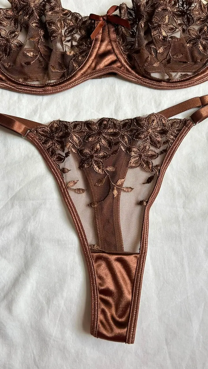 Tanga Sofía café con encaje floral bordado y malla transparente