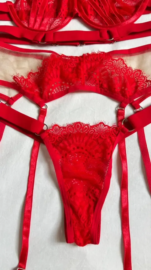 Tanga Thalia en encaje rojo con panel frontal ondulado