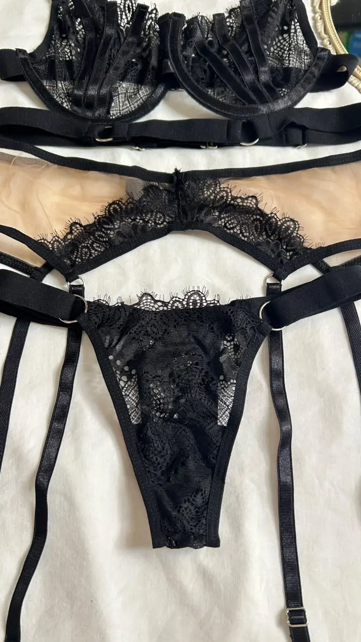 Tanga Thalia en encaje negro con panel frontal de borde ondulado